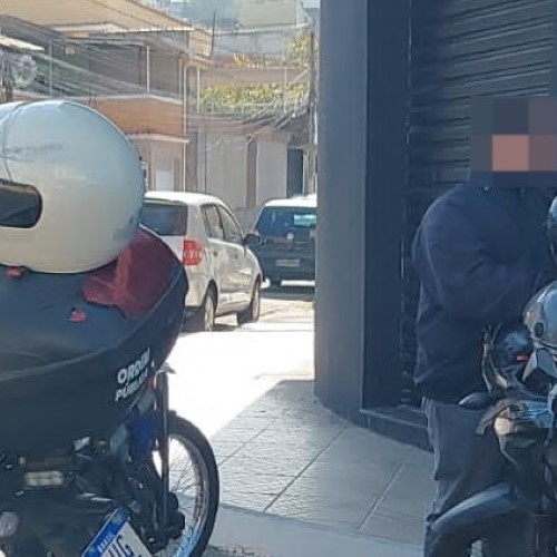Câmeras flagram e homem é preso com moto clonada em Volta Redonda